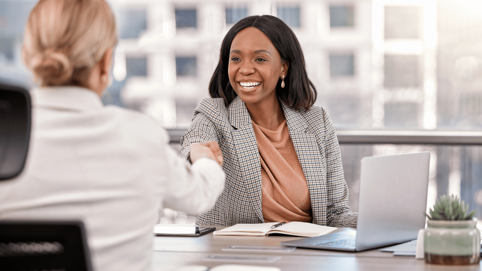 Women shake hands (2)